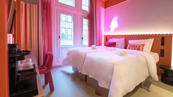 Luxe beddengoed, een kluis op de kamer, een bureau