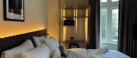 Deluxe Suite | Premium bedding, in-room safe, desk, free WiFi