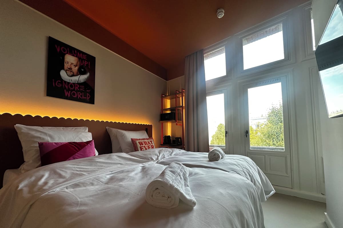Executive Double or Twin Room | Peralatan tempat tidur premium, peti besi dalam bilik, meja