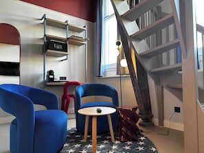 Deluxe Double Room | Peralatan tempat tidur premium, peti besi dalam bilik, meja