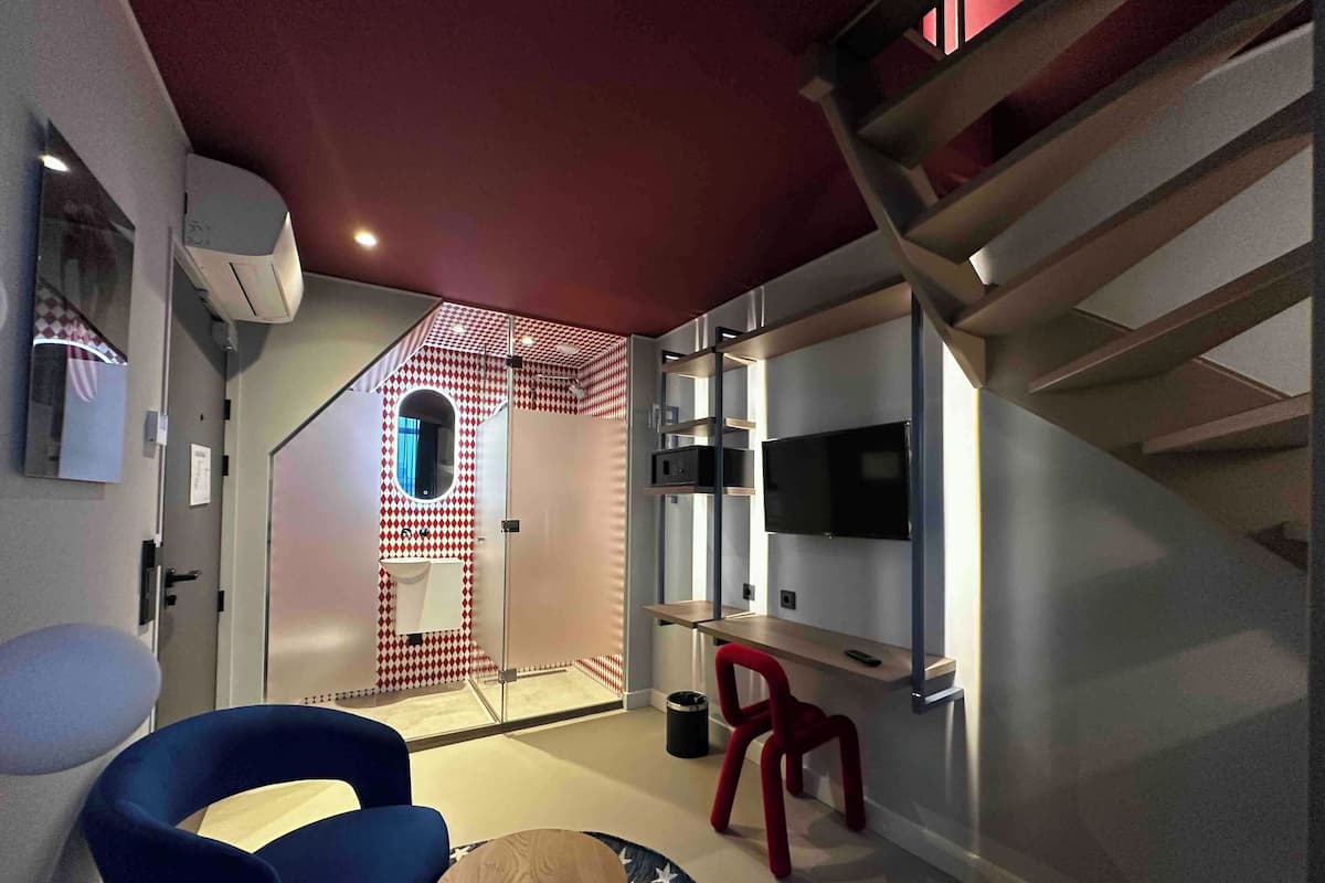 Superior Double Room | Peralatan tempat tidur premium, peti besi dalam bilik, meja