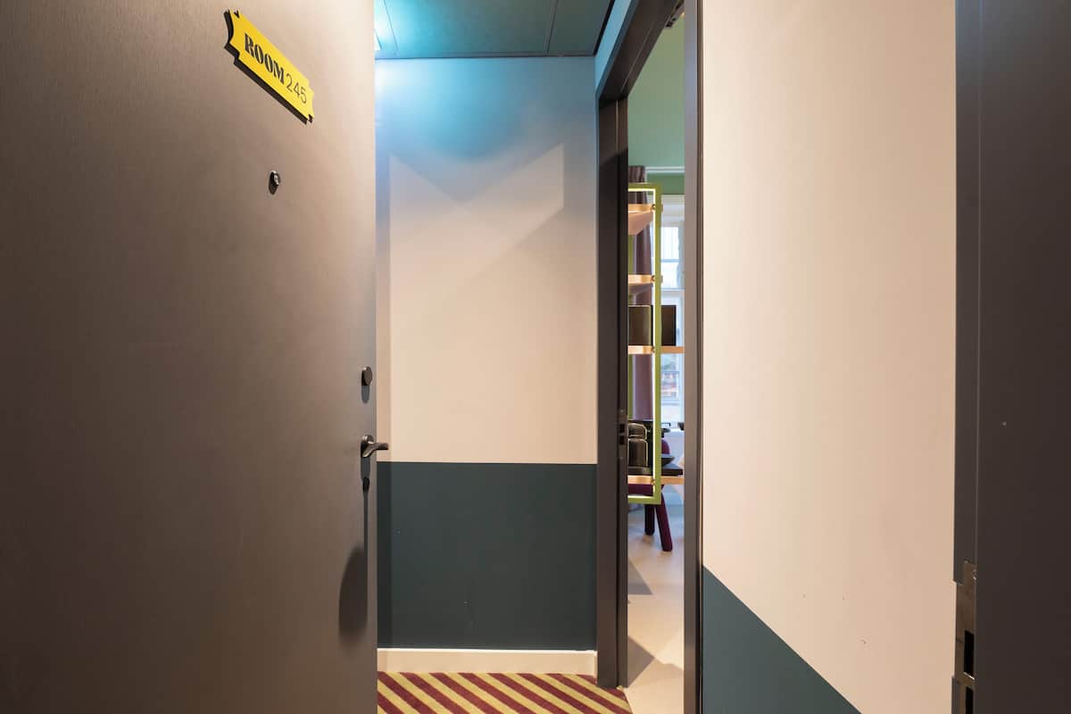 Un pasillo con un letrero que dice 'ROOM 245'.