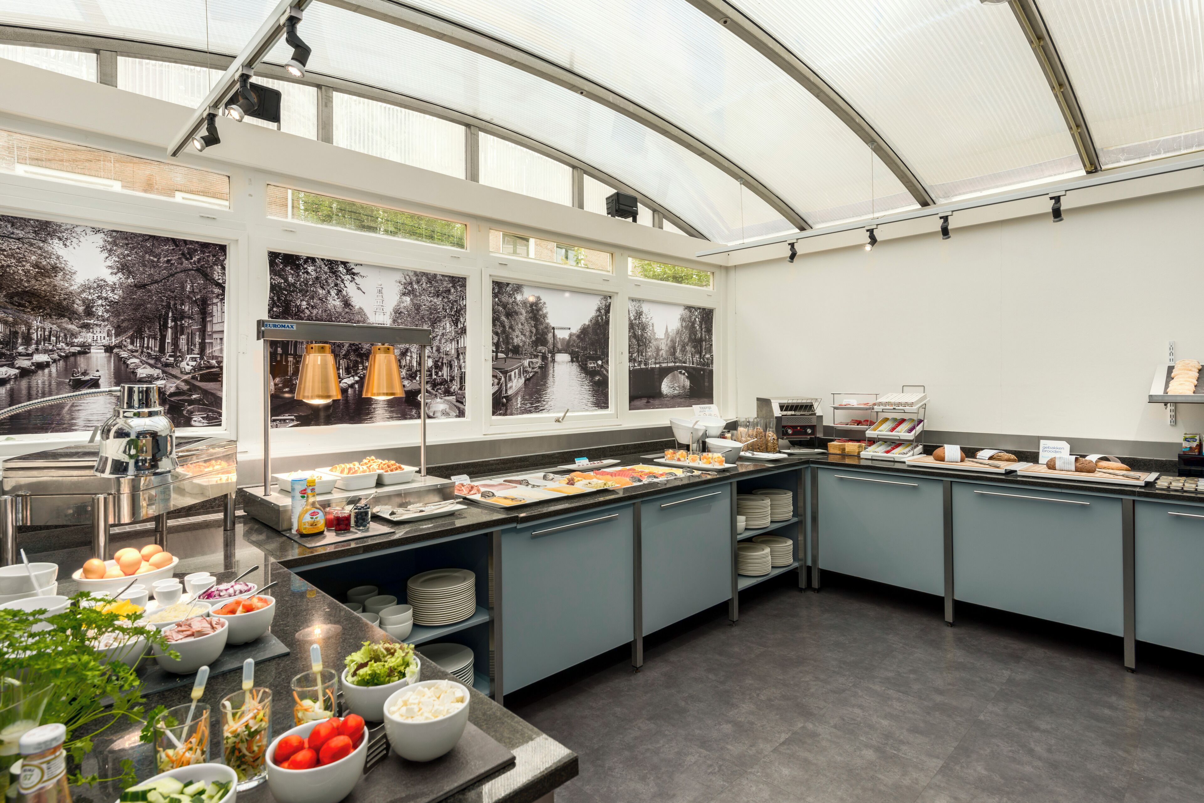 Desayuno continental diario (EUR 25 por persona)