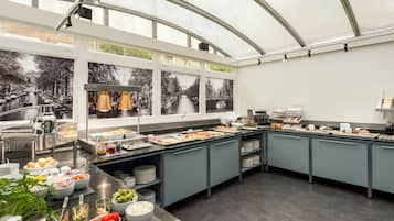 Petit déjeuner continental (25 EUR par personne)