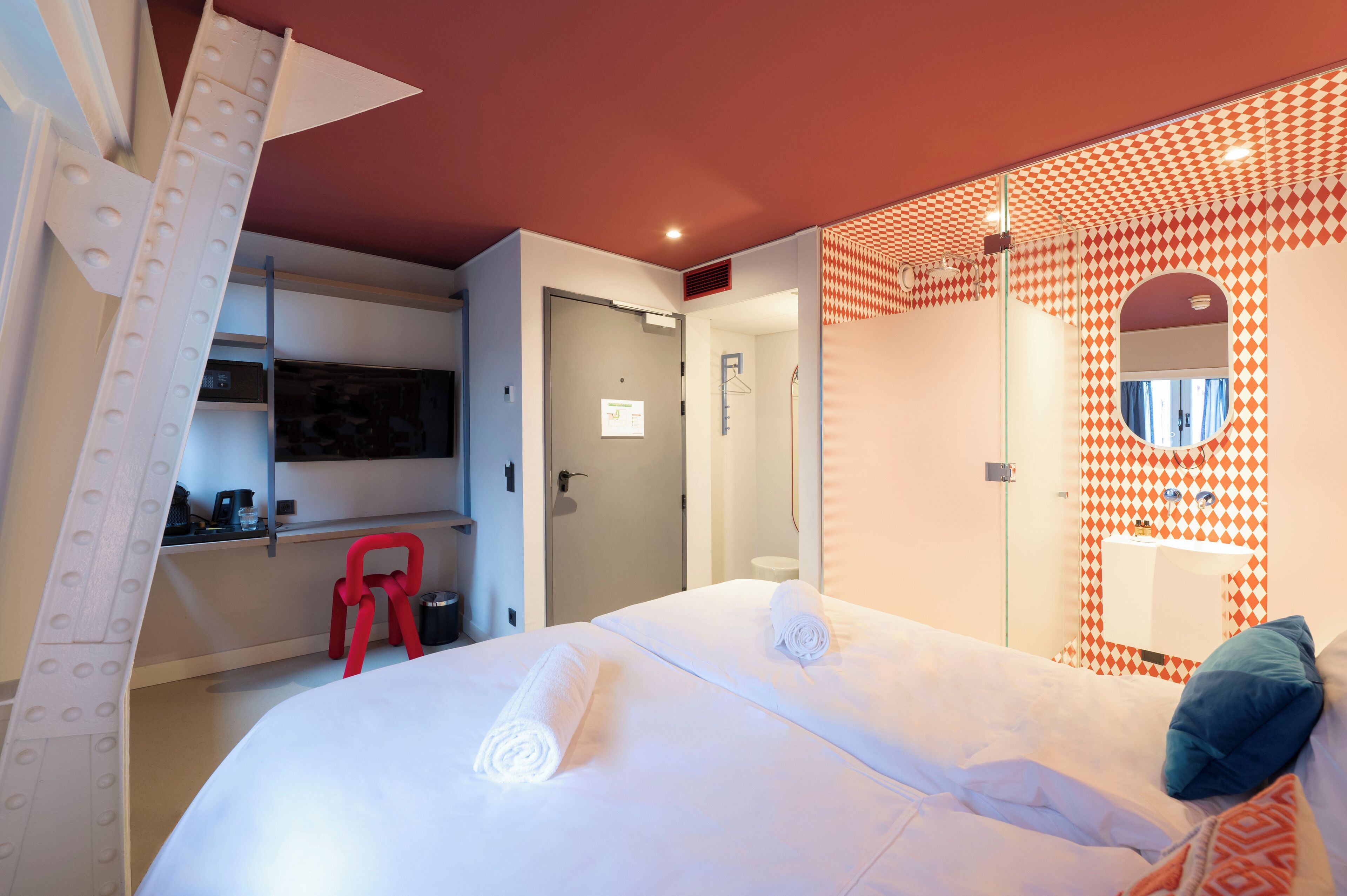 Premium bedding, in-room safe, desk, blackout drapes