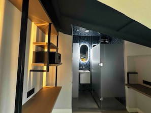 Habitació doble o amb dos llits individuals Deluxe | Bany | Articles de tocador gratuïts, assecador de cabells, tovalloles i xampú