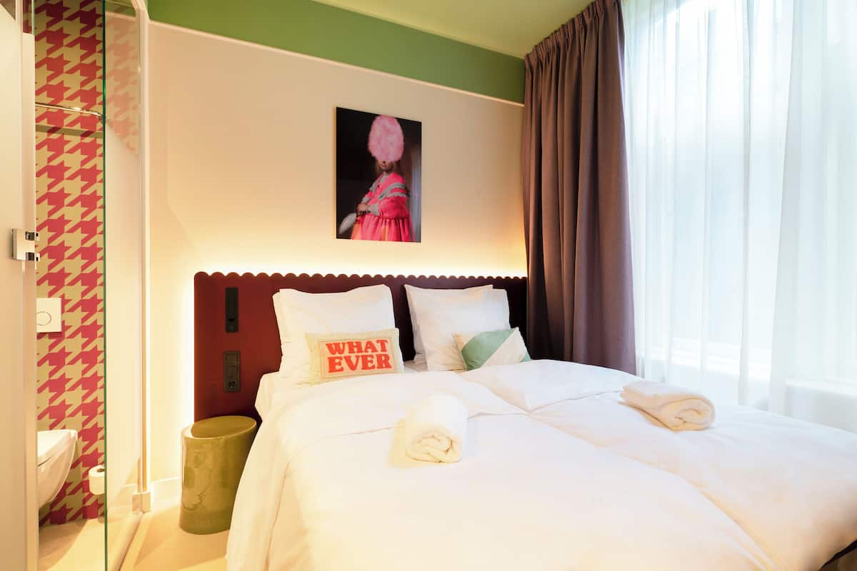 Premium bedding, in-room safe, desk, blackout drapes