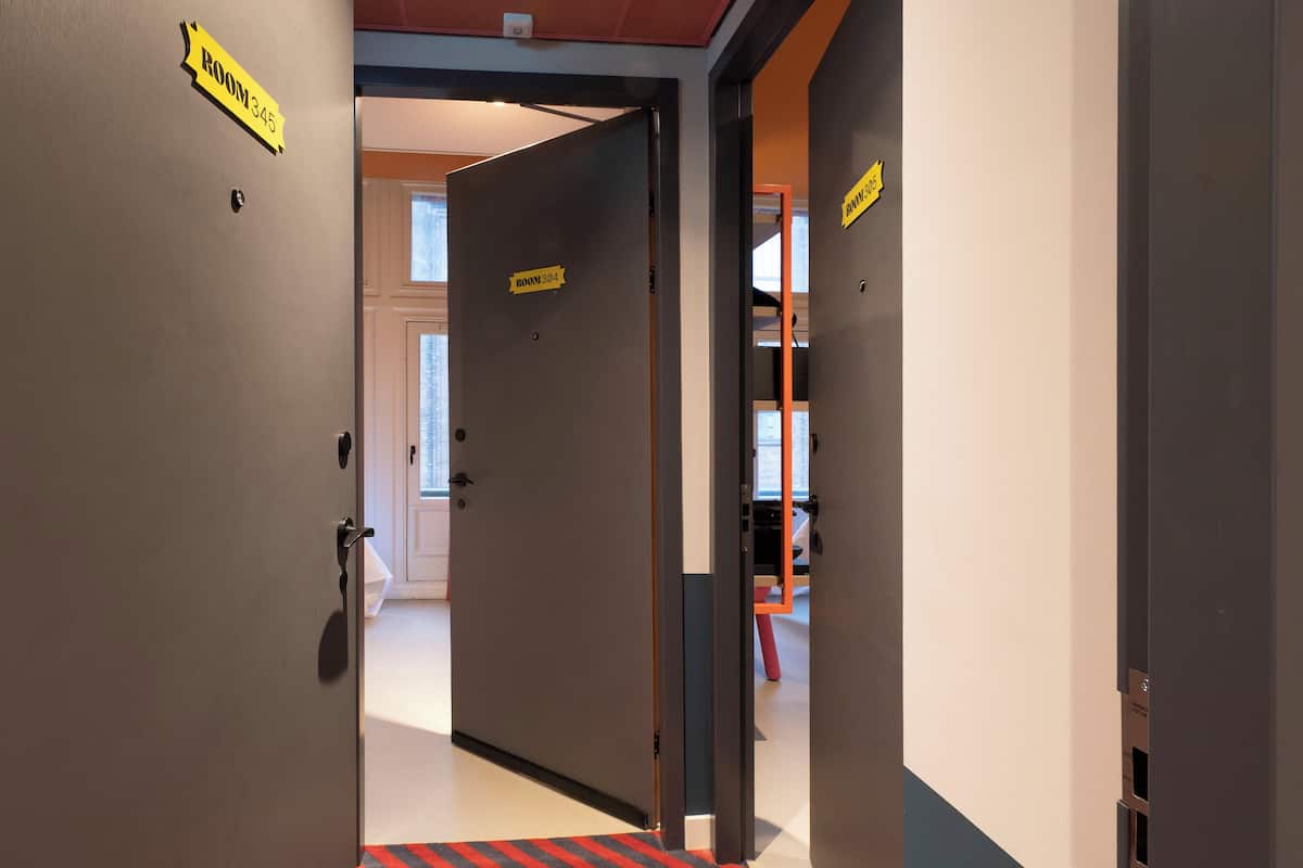 Un pasillo con puertas que indican “ROOM 345” y “ROOM 304”.