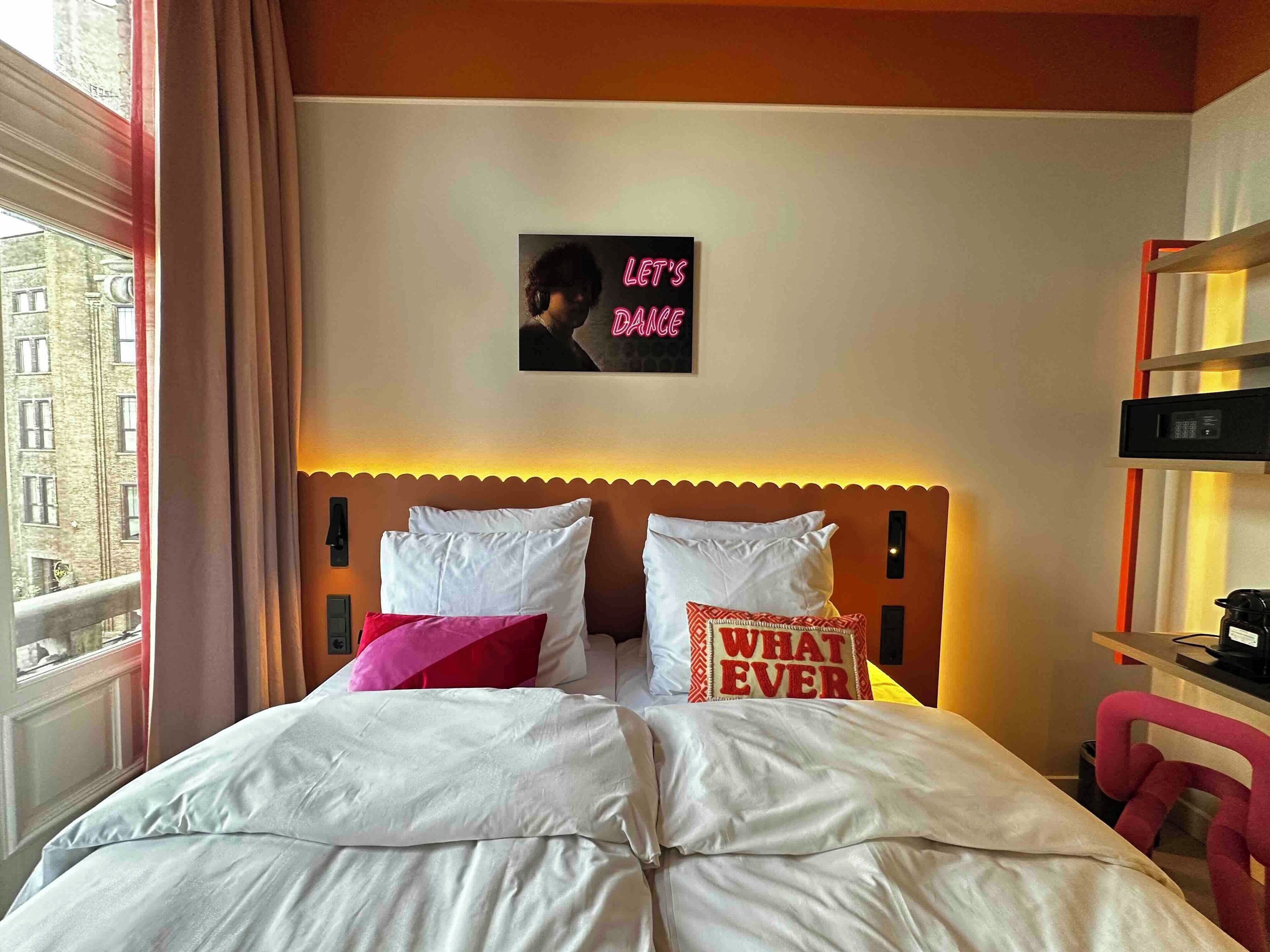 高档床上用品、客房内保险箱、办公桌、遮光窗帘