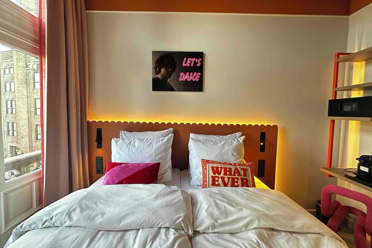 Premium bedding, in-room safe, desk, blackout drapes