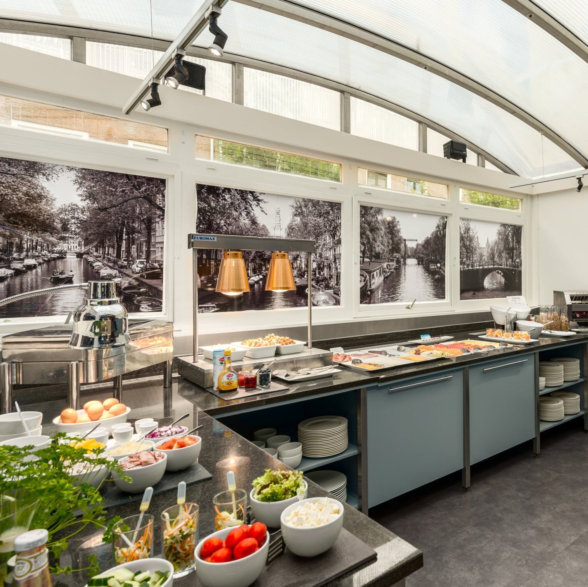 Daily continental breakfast (EUR 25 per person)