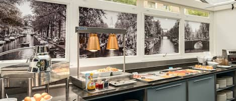 Daily continental breakfast (EUR 25 per person)