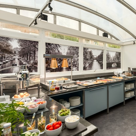 Desayuno continental diario (EUR 25 por persona)