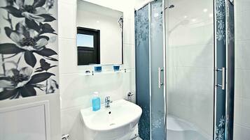 Standard Apartment, 1 Bedroom | Bathroom | Shower, free toiletries, hair dryer, towels