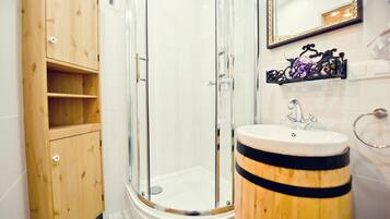 Superior Apartment, 1 Bedroom | Bathroom | Shower, free toiletries, hair dryer, towels