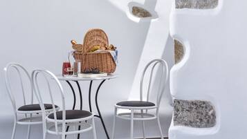 Suite junior, bañera de hidromasaje | Terraza o patio