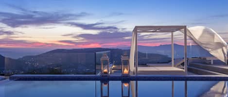 Piscine extérieure, chaises longues