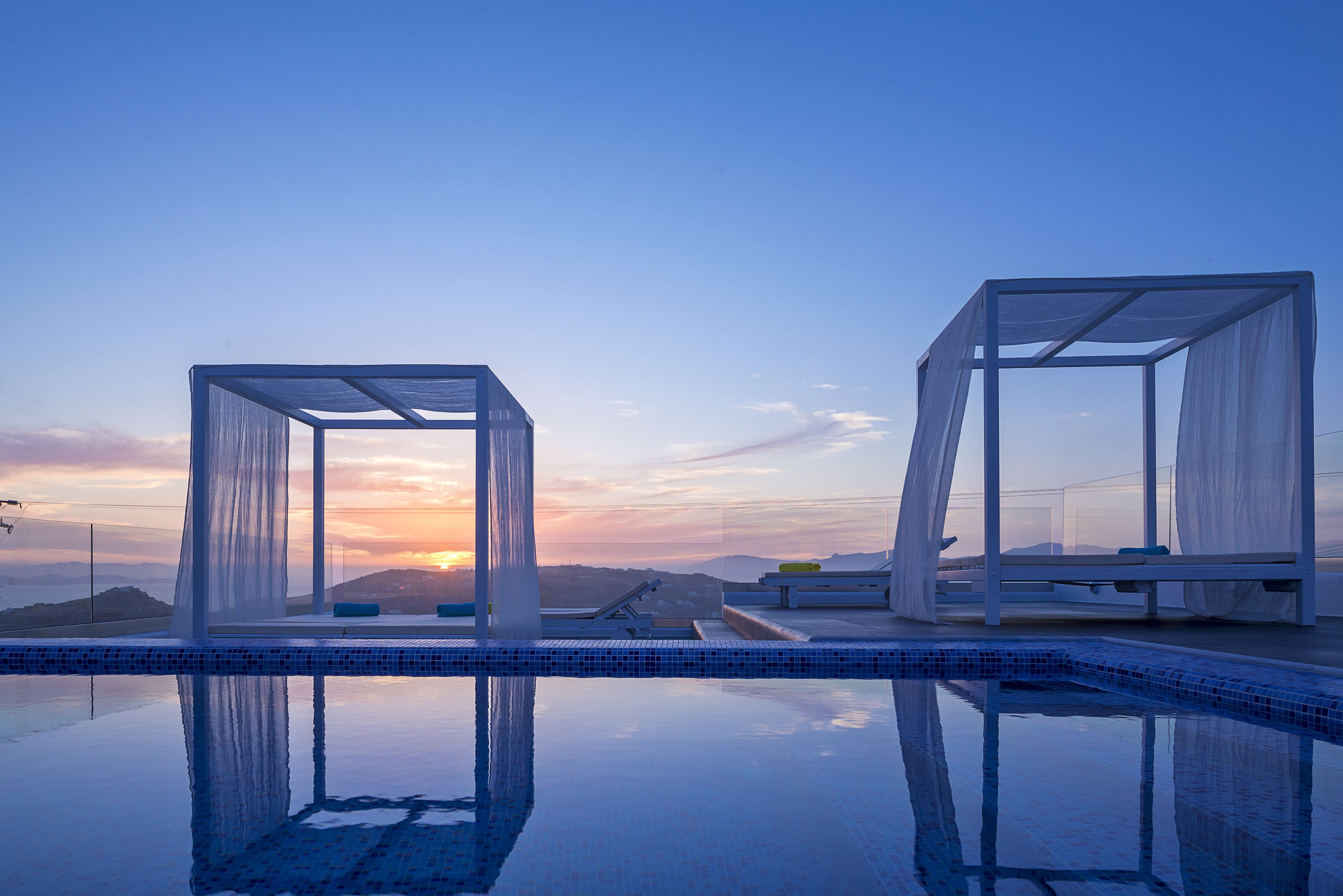 Una piscina al aire libre, tumbonas