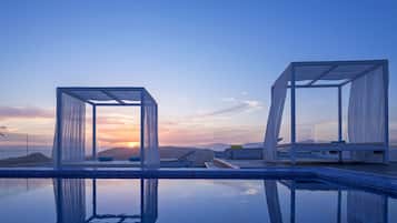 Una piscina al aire libre, tumbonas
