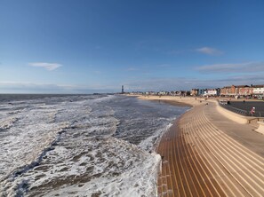 Beach nearby - Howarth House Apartments (Lytham St. Anne's)