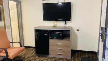 Standard Room, 1 Queen Bed | Living area | Flat-screen TV