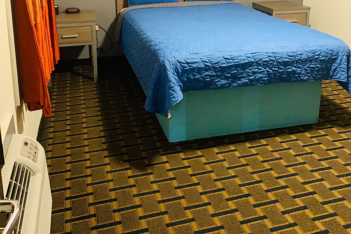 Ropa de cama de alta calidad, escritorio y sistema de insonorización