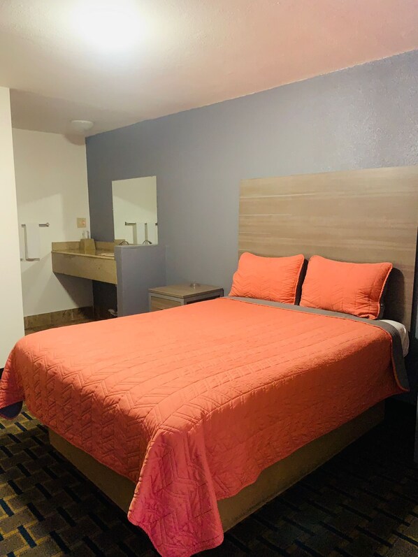 غرفة عادية - سرير كبير | أغطية فراش متميزة ومكتب وتجهيزات عازلة للصوت وواي فاي مجانًا