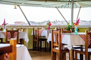 Breakfast and dinner served - Kevin Condos (Bocas del Toro)