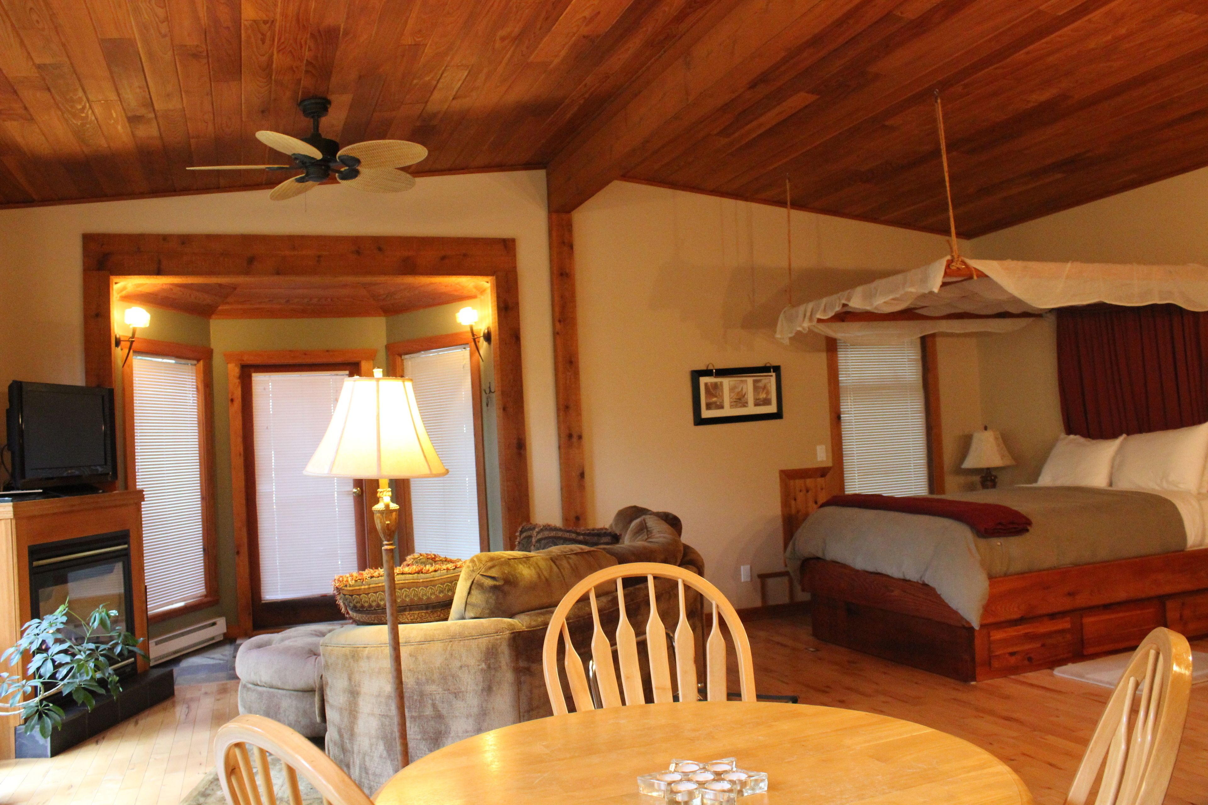 traditional suite, kitchenette, garden view | living area