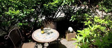 Studio, 1 Queen Bed, Kitchenette | Terrace/patio