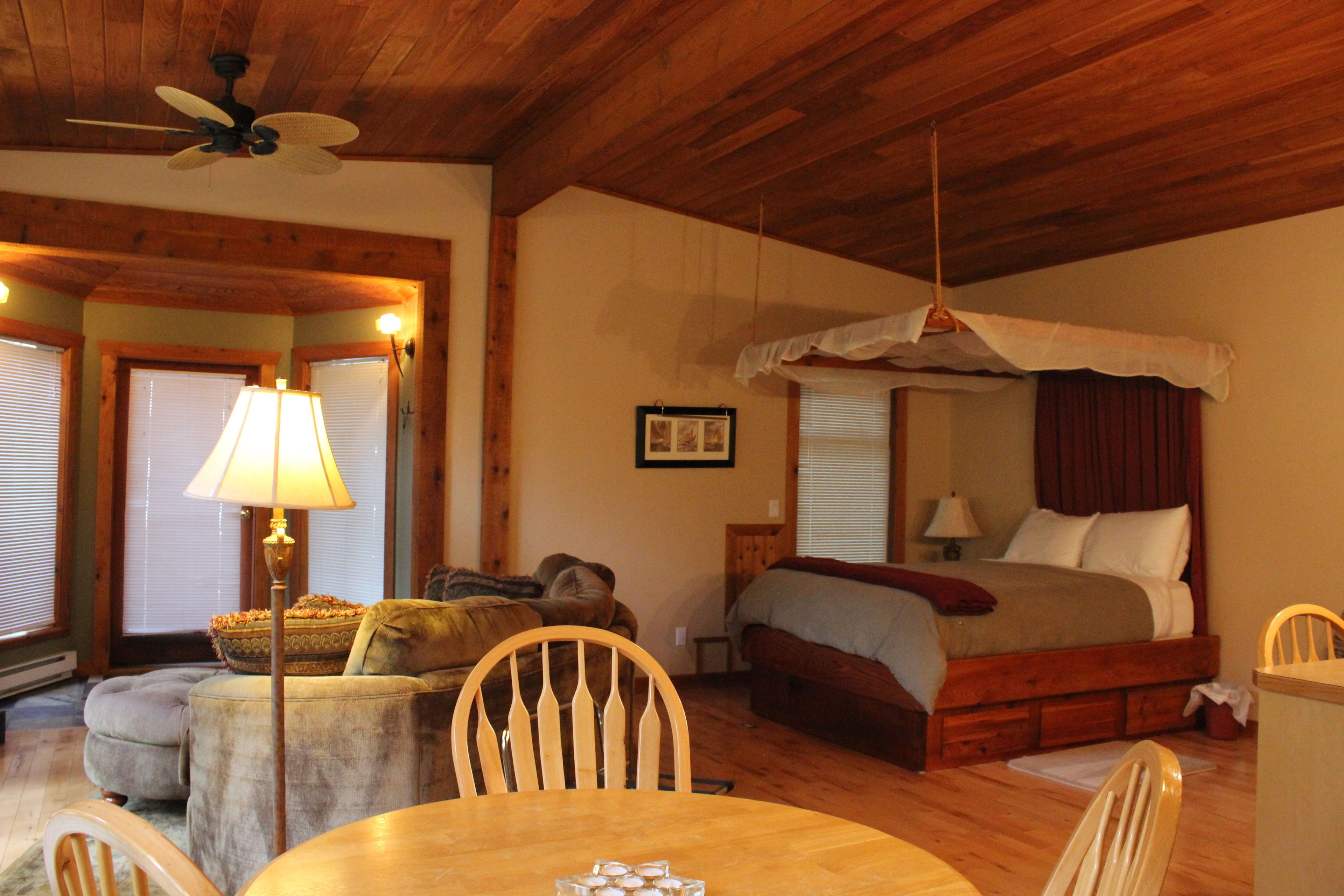 traditional suite, kitchenette, garden view | living area