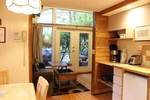 Estudio, 1 cama Queen size, cocineta | Cocineta privada | Microondas y cafetera y tetera 