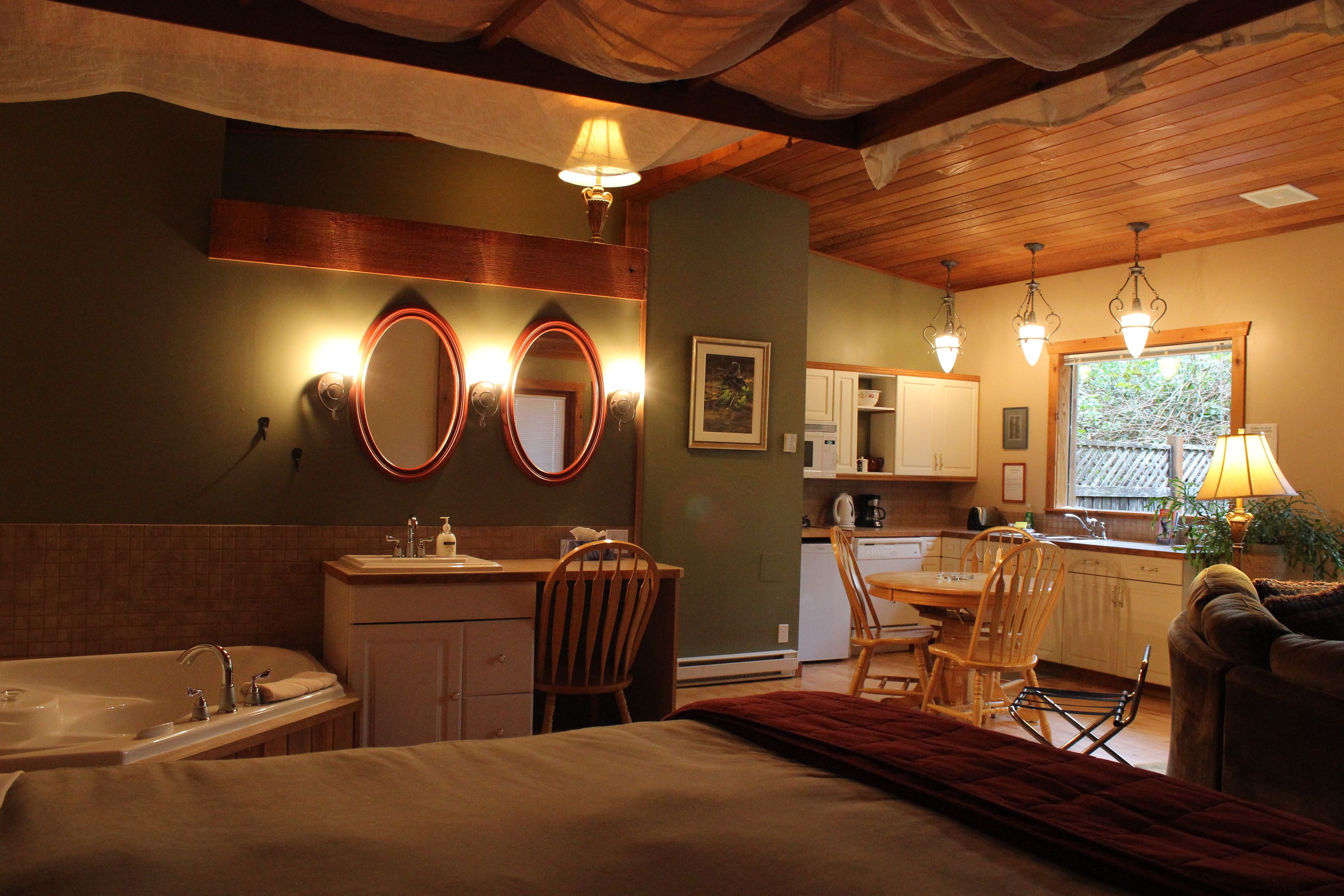 traditional suite, kitchenette, garden view | living area