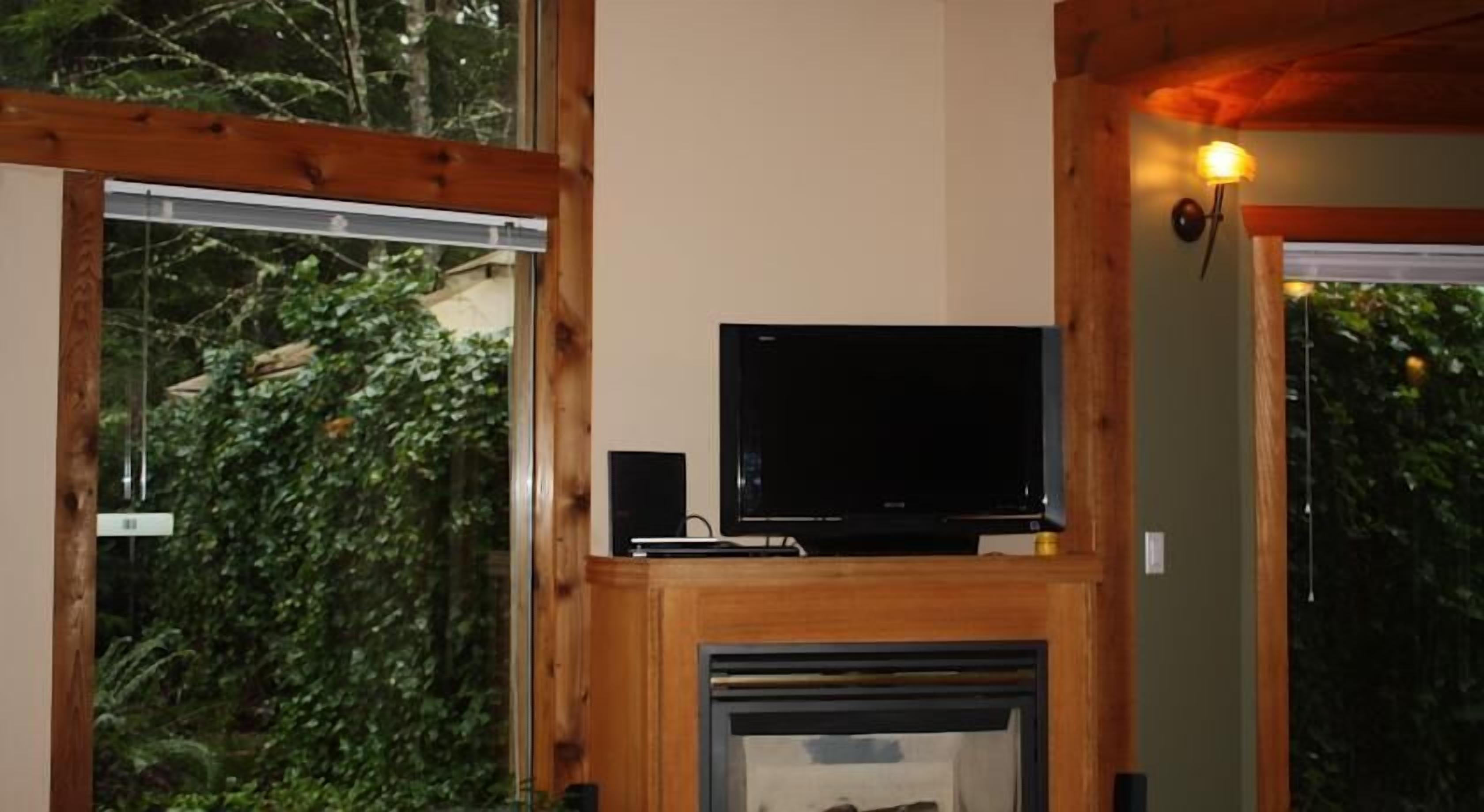 traditional suite, kitchenette, garden view | room amenity