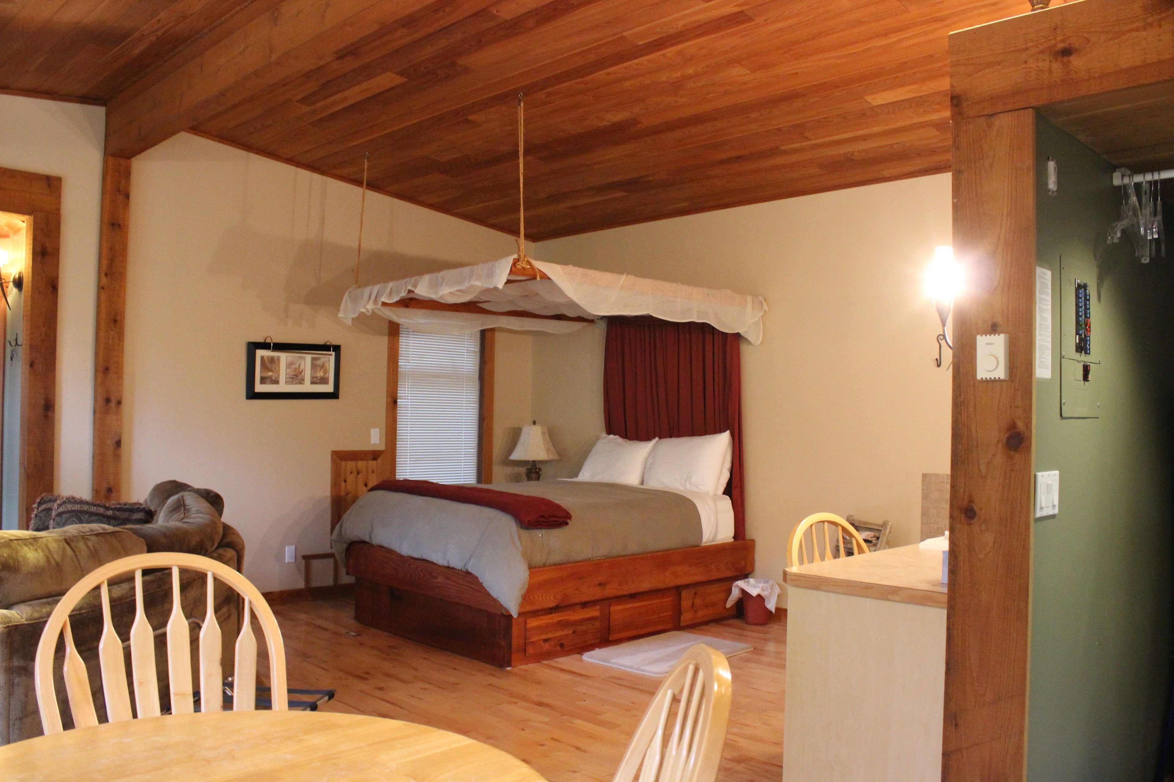 traditional suite, kitchenette, garden view | living room