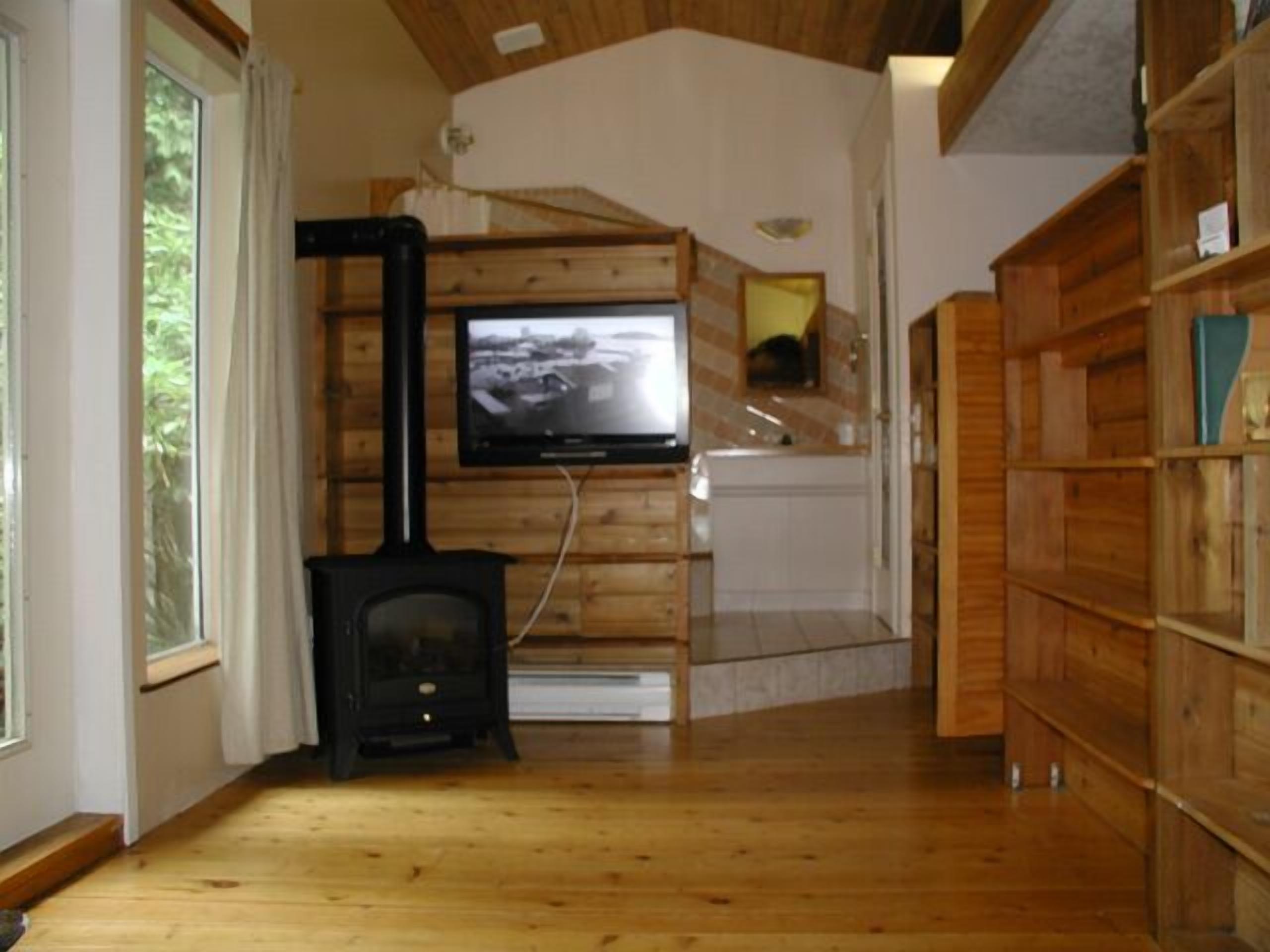 studio, 1 queen bed, kitchenette | living area