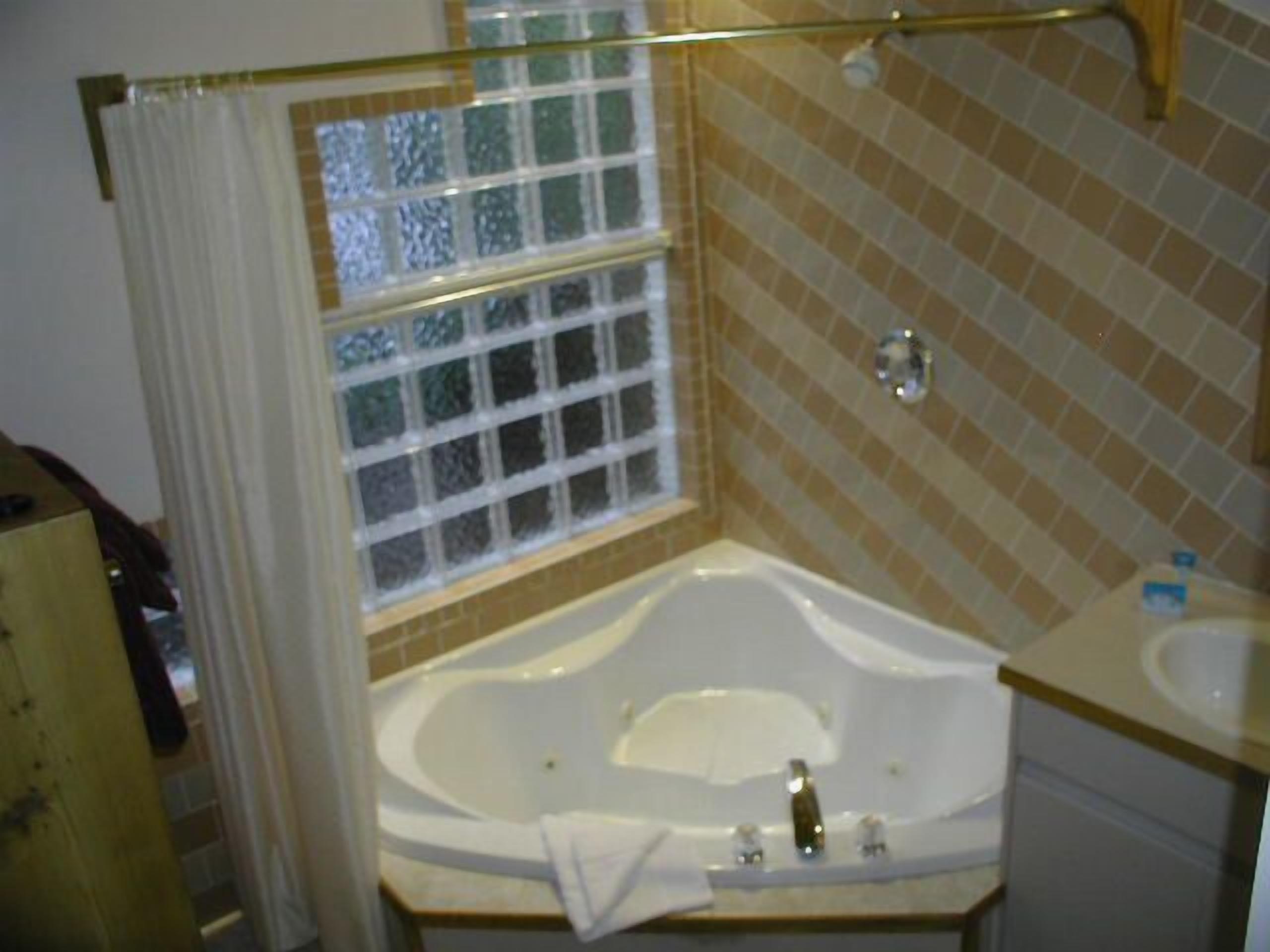 studio, 1 queen bed, kitchenette | jetted bathtub