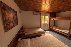 Familjerum (1 Double Bed + 3 Single) | Värdeförvaringsskåp på rummet, gratis wi-fi och sängkläder