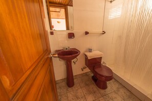 Ducha, artículos de tocador gratuitos, secador de pelo, toallas