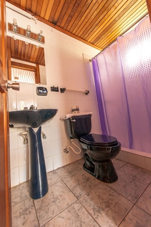 Bruser, gratis toiletartikler, hårtørrer, håndklæder
