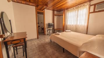 Chambre Double Standard, 1 lit double | Coffres-forts dans les chambres, Wi-Fi gratuit, draps fournis