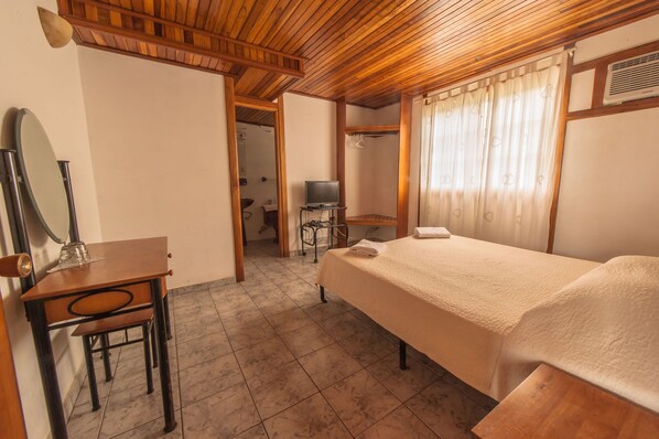 Standard Double Room, 1 Double Bed | In-room safe, free WiFi, bed sheets - Hotel Posada Los Delfines (Bocas del Toro)