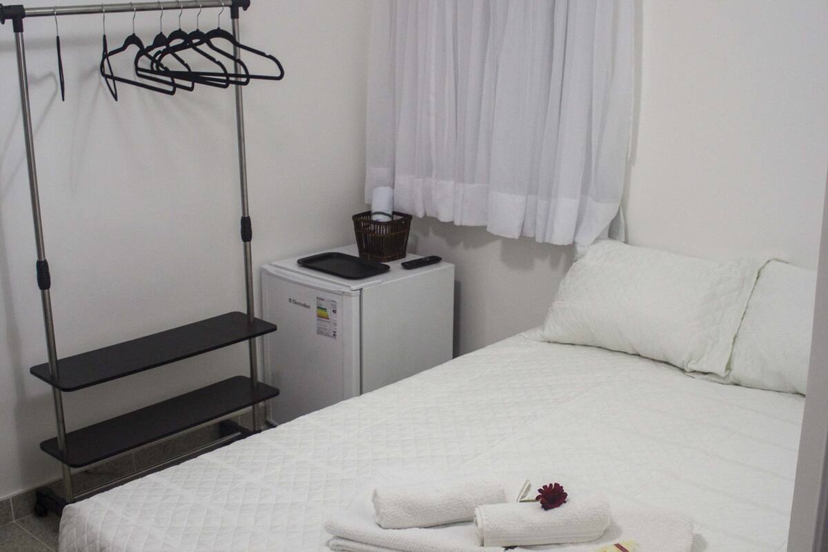 Phòng đôi Tiêu chuẩn | Minibar, két bảo mật tại phòng, bàn, bàn ủi/dụng cụ ủi quần áo