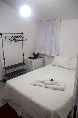 Quarto casal standard | Frigobar, cofres nos quartos, escrivaninha