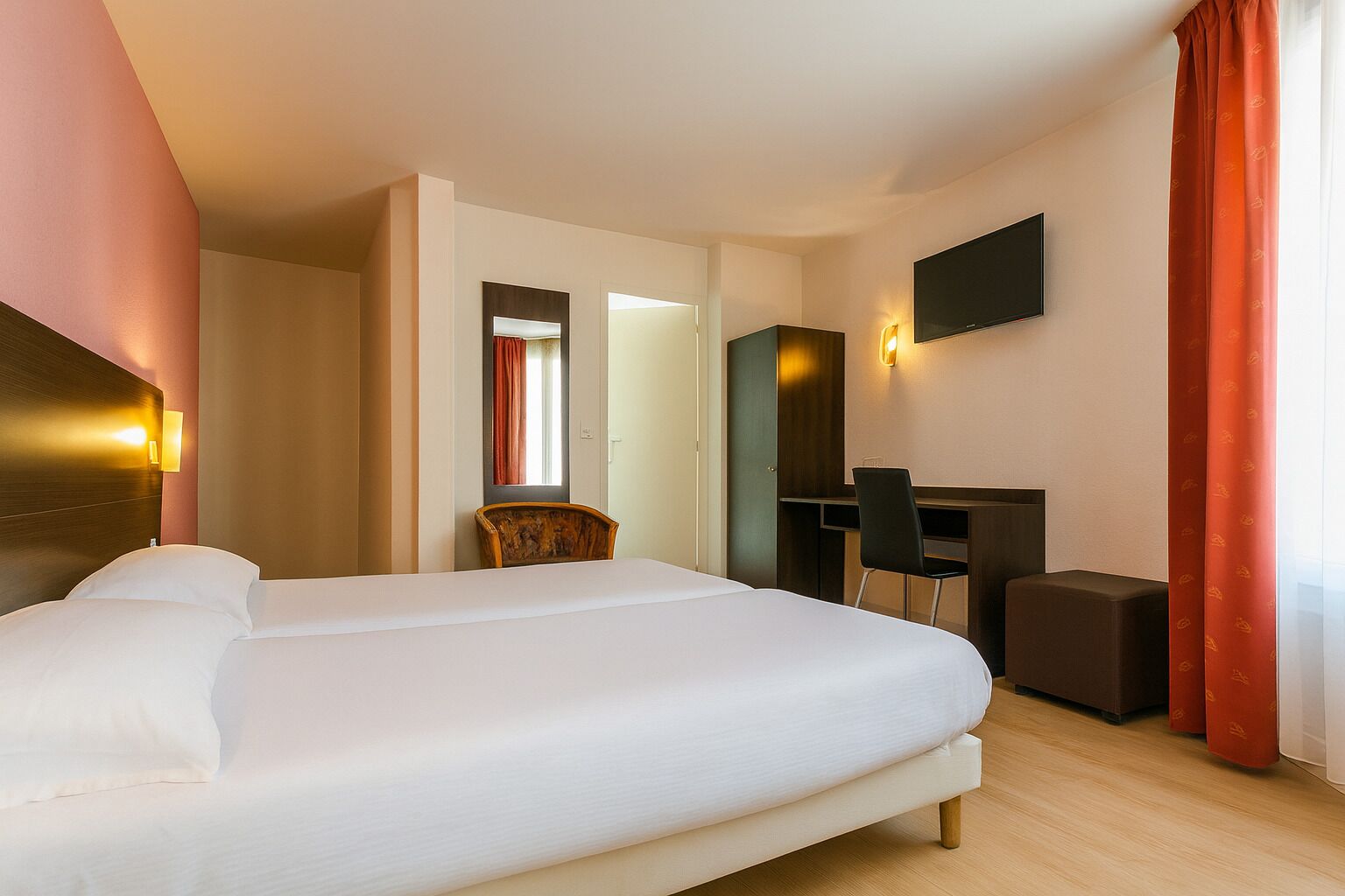 双床房 | 办公桌、遮光窗帘、隔音、熨斗/熨板