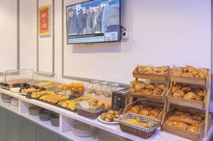 Petit déjeuner buffet (12 EUR par personne)