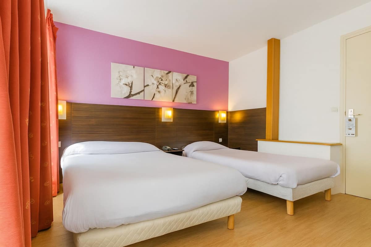 Triple Room | Desk, blackout drapes, soundproofing, iron/ironing board