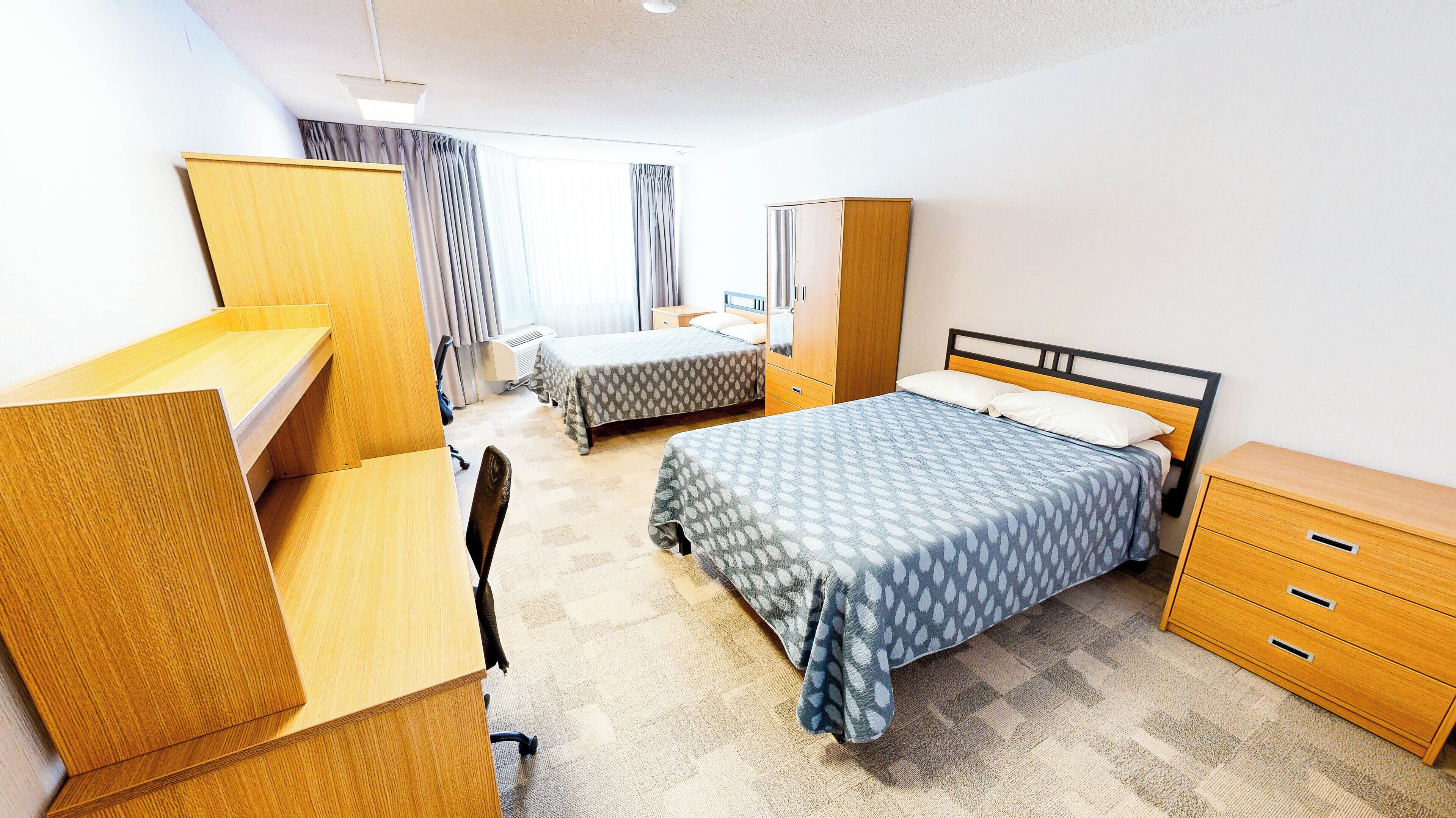 Habitación doble estándar, 2 camas matrimoniales | Escritorio, tabla de planchar con plancha, wifi gratis y ropa de cama 