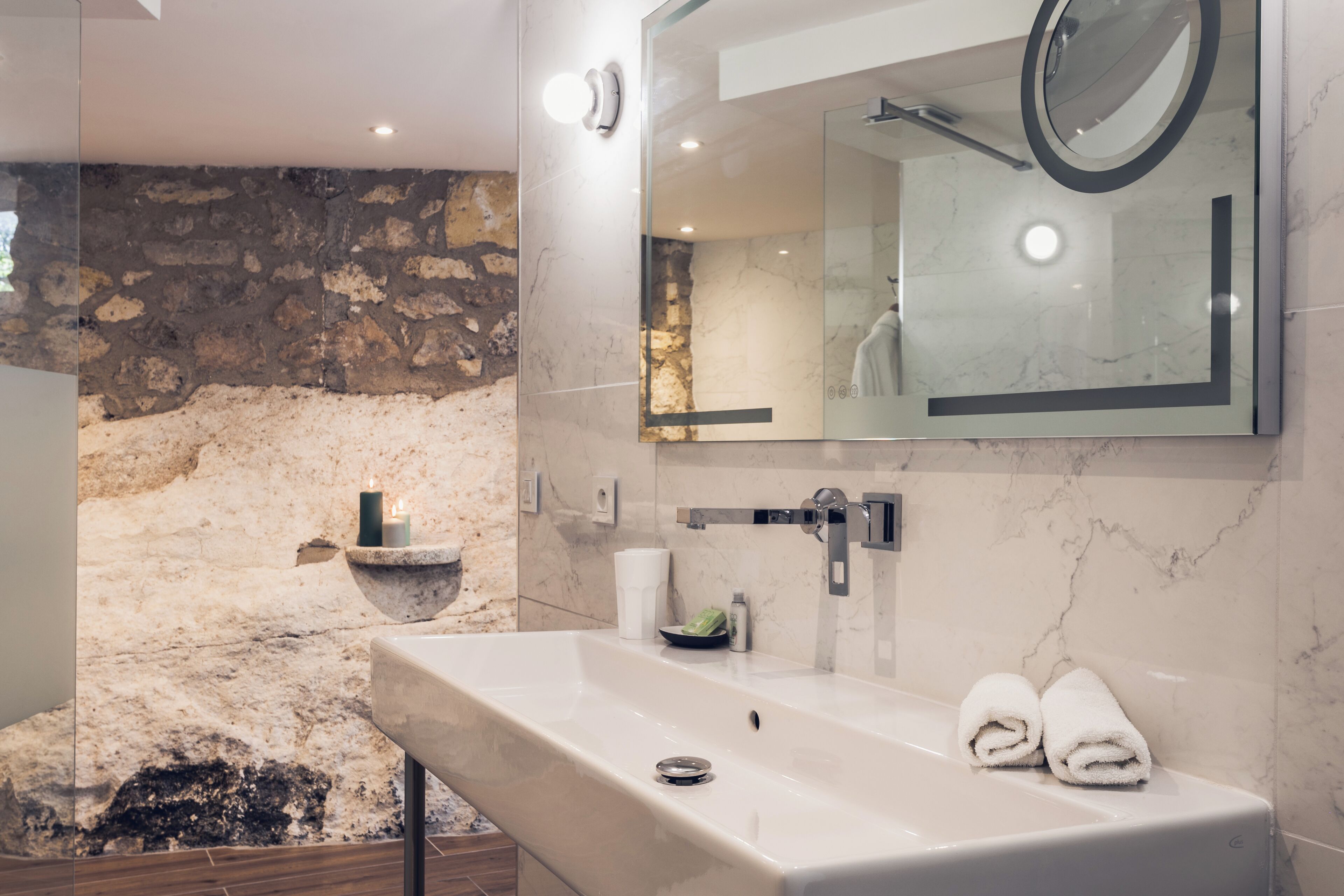 troglodyte room, castle view | bathroom | free toiletries, hair dryer