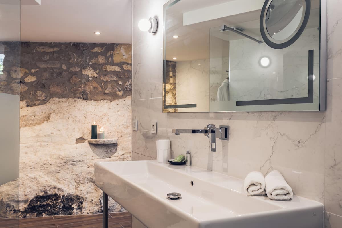 troglodyte room, castle view | bathroom | free toiletries, hair dryer